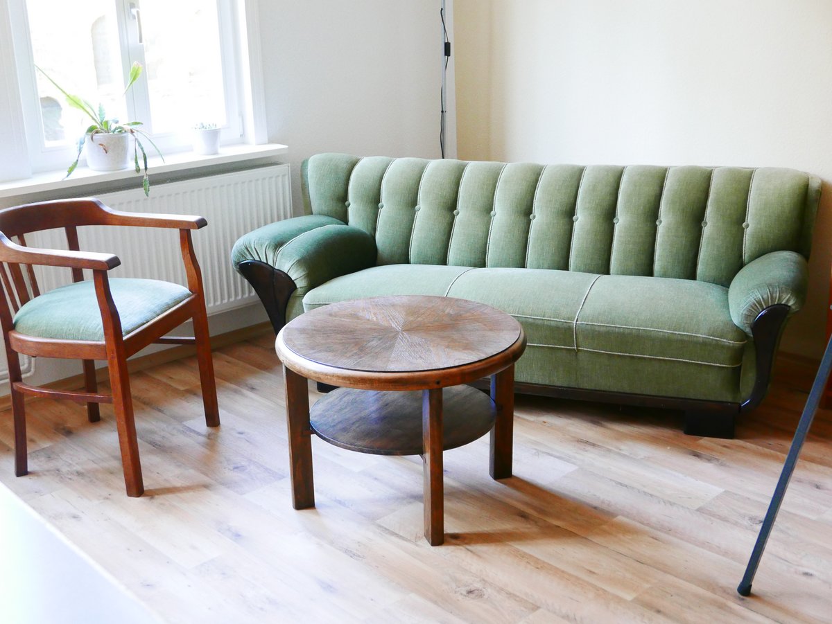 Grünes Sofa im Büro in Goslar mit Tisch und Stuhl